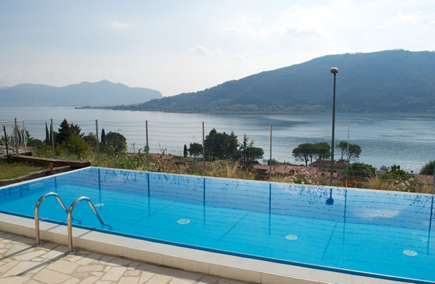 La piscina con vista sul lago d'Iseo